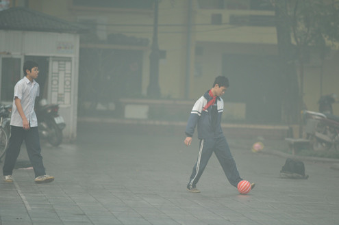 Học sinh đá bóng trên vỉa hè lúc sáng sớm. Học sinh đá bóng trên vỉa hè lúc sáng sớm.