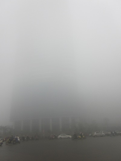 Nhiều toà nhà cao tầng bị màn sương bao phủ. Nhiều toà nhà cao tầng bị màn sương bao phủ.
