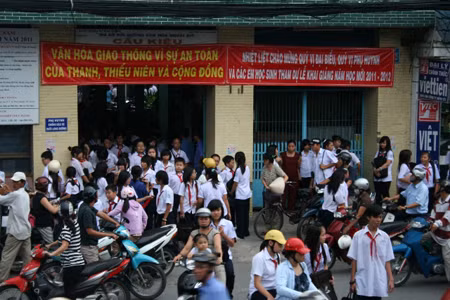 Học sinh ở TP.HCM sẽ đến trường và ra về muộn hơn 15 phút Học sinh ở TP.HCM sẽ đến trường và ra về muộn hơn 15 phút