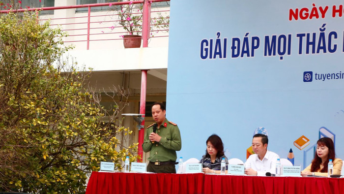 Thiếu tá Triệu Thành Đạt (Cục Đào tạo, Bộ Công an) chia sẻ ở Ngày hội Tư vấn tuyển sinh - hướng nghiệp 2023 tại Hà Nội (Ảnh: Phạm Minh). Thiếu tá Triệu Thành Đạt (Cục Đào tạo, Bộ Công an) chia sẻ ở Ngày hội Tư vấn tuyển sinh - hướng nghiệp 2023 tại Hà Nội (Ảnh: Phạm Minh).