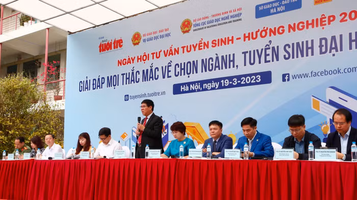 Phó Giáo sư, Tiến sĩ Huỳnh Văn Chương - Cục trưởng Cục Quản lý chất lượng, Bộ Giáo dục và Đào tạo chia sẻ tại Ngày hội Tư vấn tuyển sinh - hướng nghiệp 2023 tại Hà Nội (Ảnh: Phạm Minh).