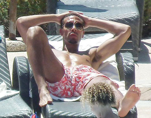 Liên tục liếc mắt để tăm tia người đẹp.