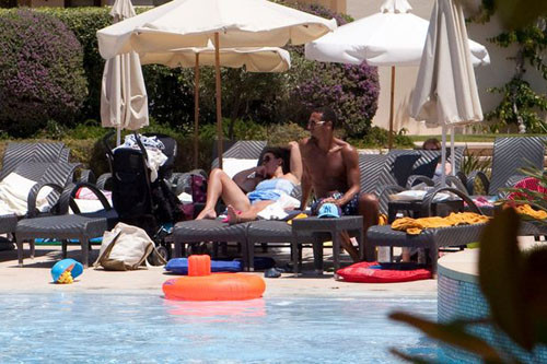 Trung vệ MU xuýt xoa khi thấy các bóng hồng đi qua.