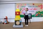 Sinh viên chế tạo cột mốc chủ quyền từ vật liệu tái chế để bán đấu giá, góp tiền mua vé xe Tết cho các bạn nghèo. Ảnh: AN