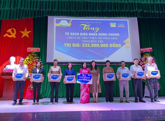 Hiện Nhà xuất bản Giáo dục Việt Nam vẫn đang tiếp tục tổ chức thực hiện chương trình Tủ sách giáo khoa dùng chung. tang-tu-sach-Ben-tre.jpeg
