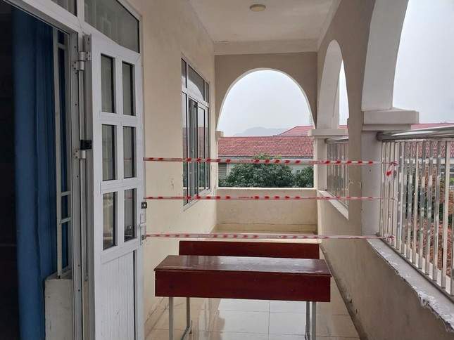 Vị trí lan can bị rơi đã được phong tỏa. Ảnh: CTV 2-9899-8237.jpg