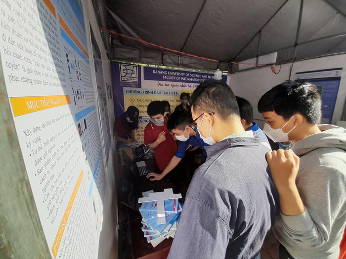 Nhiều đề tài của sinh viên được các doanh nghiệp đặt hàng nghiên cứu và hỗ trợ về kinh phí, linh kiện, thiết bị, vật tư, phần mềm nghiên cứu.