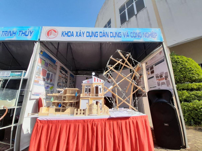 Mô hình đặc biệt được tạo dựng bởi các sinh viên khoa xây dựng dân dựng và công nghiệp.