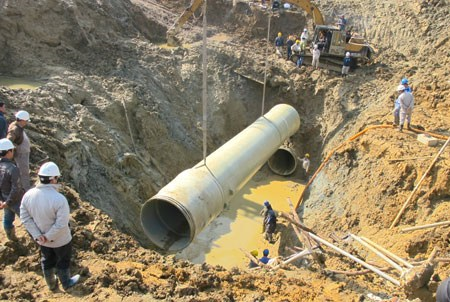 Sau 9 lần vỡ ống nước, Vinaconex vẫn được tin tưởng cho thực hiện thi công dự án đường ống nước sạch số 2 với tổng mức đầu tư hơn 1000 tỉ đồng Sau 9 lần vỡ ống nước, Vinaconex vẫn được tin tưởng cho thực hiện thi công dự án đường ống nước sạch số 2 với tổng mức đầu tư hơn 1000 tỉ đồng