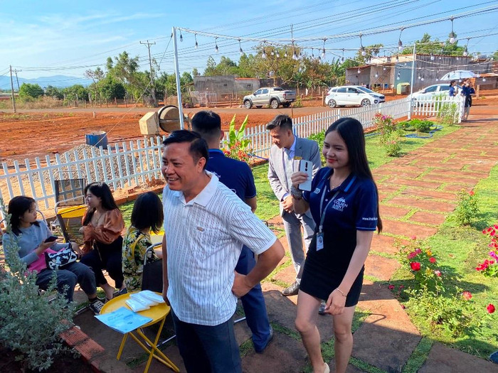 Khách hàng tham quan nhà mẫu bất ngờ trước thời gian lắp đặt nhanh kỷ lục, chỉ cần xách va li vào ở. Khách hàng tham quan nhà mẫu bất ngờ trước thời gian lắp đặt nhanh kỷ lục, chỉ cần xách va li vào ở.