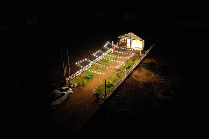 Villa Golden Light nổi bật trong đêm đại ngàn, là không gian cực chất chơi, phù hợp 3 thế hệ trong gia đình trải nghiệm. Villa Golden Light nổi bật trong đêm đại ngàn, là không gian cực chất chơi, phù hợp 3 thế hệ trong gia đình trải nghiệm.