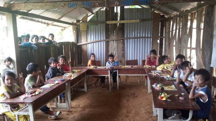 Món quà đầu năm học mới của các thầy cô dưới xuôi mang lên cho học trò là những gói bánh, bịch kẹo đơn sơ.