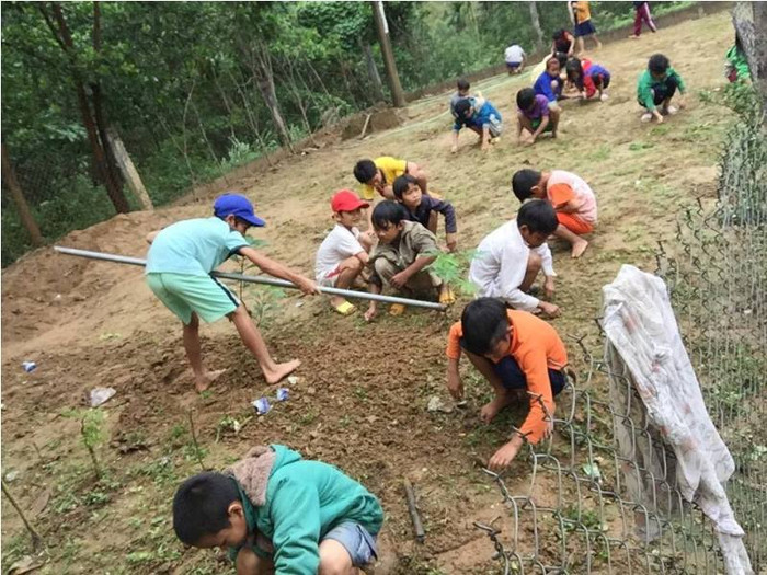 Năm học mới của những học sinh vùng cao bắt đầu bằng việc dọn vệ sinh trường lớp.