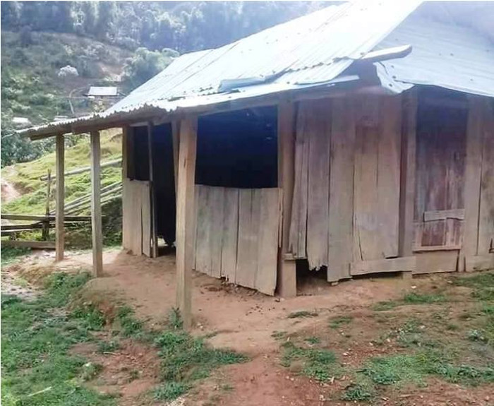 Nhìn bên ngoài thì không ai nghĩ đây là điểm trường Tu Nất thôn 5 (xã Trà Cang, huyện Nam Trà My, Quảng Nam). Nó giống như một nơi bị bỏ hoang, nhưng đó lại là nơi mà các thầy, cô hàng ngày đang gieo chữ cho học trò nơi đây.