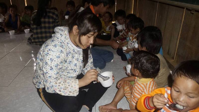 Bữa cơm có thịt là mơ ước của nhiều học sinh vùng cao.