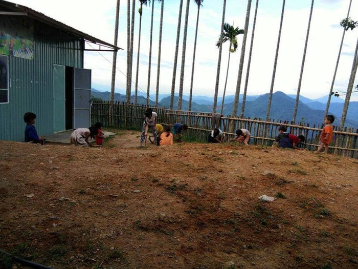 Một điểm trường nằm giữa bốn bề núi rừng trùng điệp.