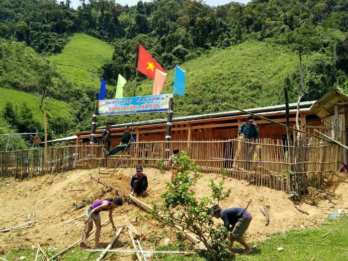 Học sinh ở điểm trường Mô Rỗi (thôn 1, Trà Tập, Nam Trà My) dọn dẹp vệ sinh, làm lại hàng rào, cổng ngõ chào năm học mới.