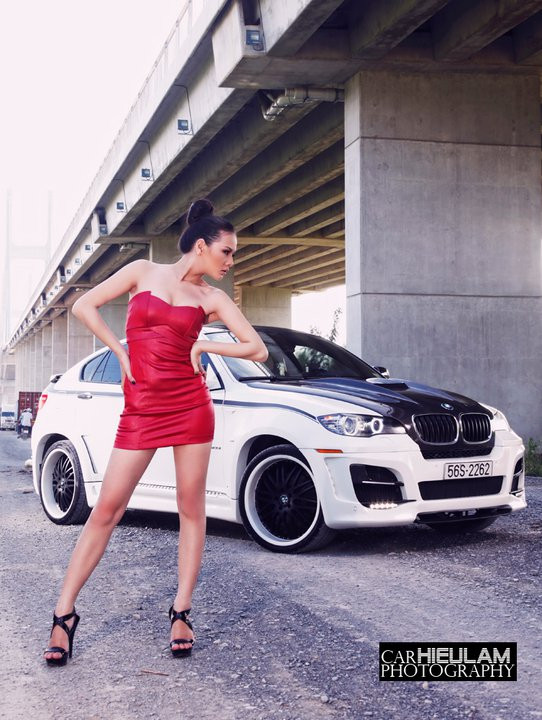 Nét nổi bật của BMW X6 là phần đầu xe là nắp ca-pô thay mới được làm từ vật liệu sợ carbon. Bộ ốp cản trước mới với hệ thống đèn LED chiếu sáng ban ngày, lỗ hút khí lớn. Bộ ốp mới tăng thêm chiều rộng xe 30 mm mỗi bên.