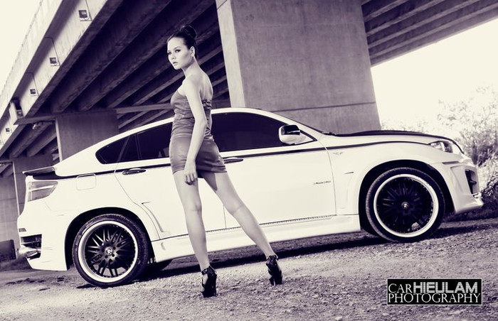 BMW X6 có bộ mặt khá sáng sủa và lôi cuốn với sơn trắng phía viền ngoài. Chạy dọc theo thân là những đường sơn đen, ốp tay nắm cửa và gương (kính) chiếu hậu bằng carbon.