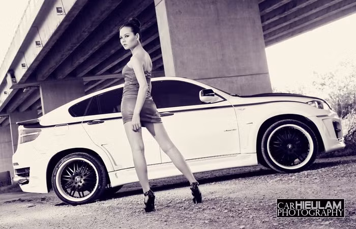 BMW X6 có bộ mặt khá sáng sủa và lôi cuốn với sơn trắng phía viền ngoài. Chạy dọc theo thân là những đường sơn đen, ốp tay nắm cửa và gương (kính) chiếu hậu bằng carbon.