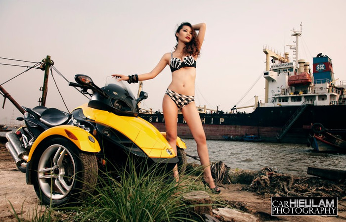 Sự kết hợp kỳ lạ kiểu dáng ô tô và xe máy của chiếc Can-Am Spyder với biệt danh "chiếc thuyền động cơ có bánh xe" thật sự là niềm mơ ước của giới chơi xe Sự kết hợp kỳ lạ kiểu dáng ô tô và xe máy của chiếc Can-Am Spyder với biệt danh "chiếc thuyền động cơ có bánh xe" thật sự là niềm mơ ước của giới chơi xe