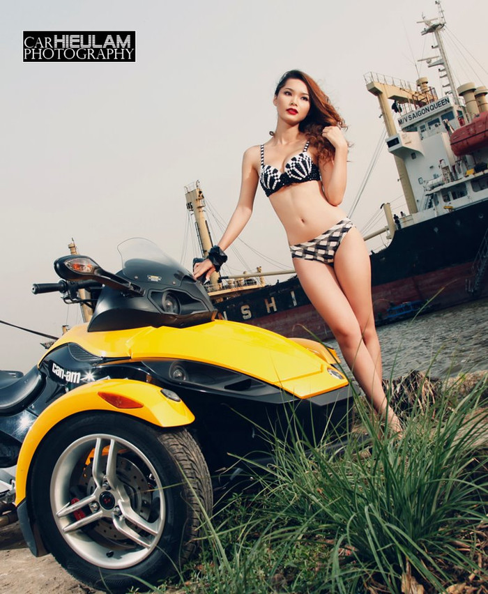 Hình dáng bề ngoài của Spyder Roadster trông khá hầm hố, động cơ bên trong với sức vóc bền bỉ hiếm thấy giúp xe tăng tốc từ 0 lên 100 km/h chỉ trong vòng…4 giây, động cơ “khủng” 990 phân khối. Hình dáng bề ngoài của Spyder Roadster trông khá hầm hố, động cơ bên trong với sức vóc bền bỉ hiếm thấy giúp xe tăng tốc từ 0 lên 100 km/h chỉ trong vòng…4 giây, động cơ “khủng” 990 phân khối.