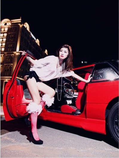 Với khuôn mặt lạnh và cách tạo dáng táo bạo, cô khiến nhiều đấng mày râu phải "mất ăn, mất ngủ" mỗi khi chiêm ngưỡng.