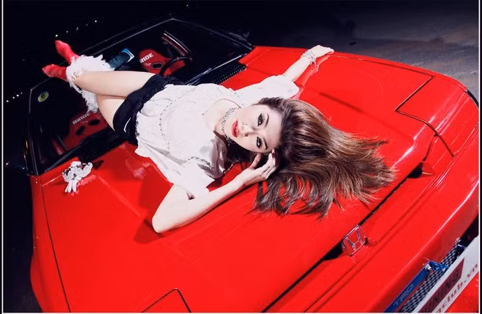 Tạo dáng bên chiếc xe Honda Prelude là một trong những bộ ảnh khá thành công được nhiếp ảnh Hiếu Lâm và elip dành nhiều tâm huyết