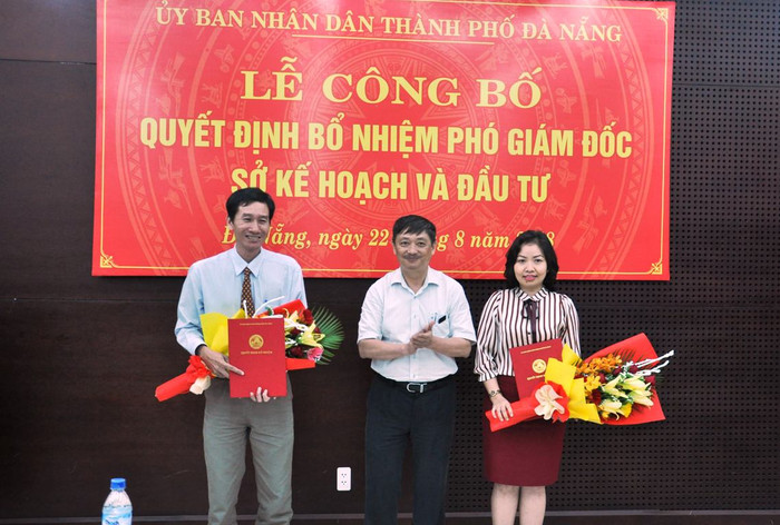 Hai tân Phó Giám đốc sở Kế hoạch và Đầu tư Đà Nẵng được bổ nhiệm sau kỳ thi tuyển. Ảnh: TT Hai tân Phó Giám đốc sở Kế hoạch và Đầu tư Đà Nẵng được bổ nhiệm sau kỳ thi tuyển. Ảnh: TT