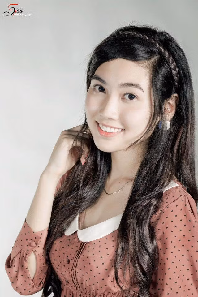 Mái tóc đen dài, chân mày lá liễu, ánh mắt hớp hồn đặc biệt là nụ cười rạng ngời... trông Khánh Linh giống ngọc nữ Tăng Thanh Hà.