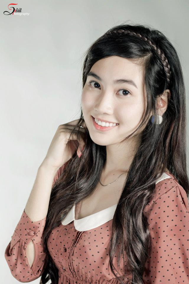 Mái tóc đen dài, chân mày lá liễu, ánh mắt hớp hồn đặc biệt là nụ cười rạng ngời... trông Khánh Linh giống ngọc nữ Tăng Thanh Hà. Mái tóc đen dài, chân mày lá liễu, ánh mắt hớp hồn đặc biệt là nụ cười rạng ngời... trông Khánh Linh giống ngọc nữ Tăng Thanh Hà.