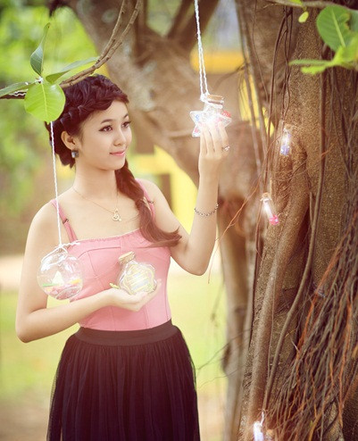 Sinh năm 1995 nhưng Trần Hồng Nhung đã sở hữu vóc dáng yêu kiều thiếu nữ. Đôi mắt sâu thăm thẳm, khuôn mặt trái xoan khả ái,... không rực rỡ nhưng vẫn toát lên vẻ đẹp ngọt ngào và hiện đại. Xem thêm: Cơn sốt 'thiên sứ 9X': Đẹp như tiên nữ "Thần điêu đại hiệp" Sinh năm 1995 nhưng Trần Hồng Nhung đã sở hữu vóc dáng yêu kiều thiếu nữ. Đôi mắt sâu thăm thẳm, khuôn mặt trái xoan khả ái,... không rực rỡ nhưng vẫn toát lên vẻ đẹp ngọt ngào và hiện đại. Xem thêm: Cơn sốt 'thiên sứ 9X': Đẹp như tiên nữ "Thần điêu đại hiệp"
