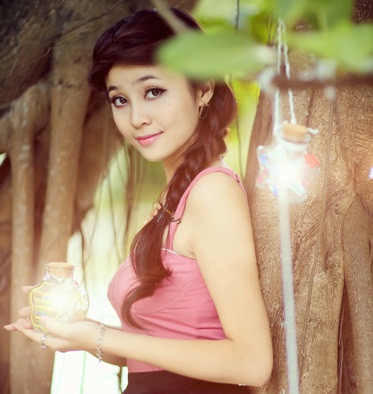 Mái tóc dài tết bím nhẹ nhàng, nhìn qua Hồng Nhung có những nét khá giống Hoa hậu Jennifer Phạm. Xem thêm: Cơn sốt 'thiên sứ 9X': Đẹp như tiên nữ "Thần điêu đại hiệp" Mái tóc dài tết bím nhẹ nhàng, nhìn qua Hồng Nhung có những nét khá giống Hoa hậu Jennifer Phạm. Xem thêm: Cơn sốt 'thiên sứ 9X': Đẹp như tiên nữ "Thần điêu đại hiệp"