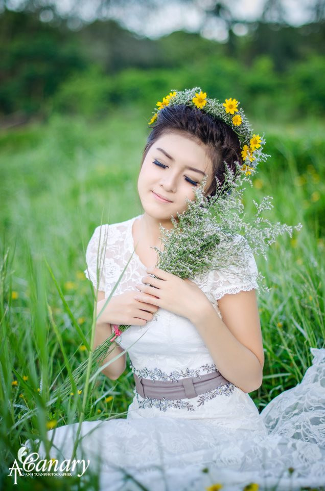 Gương mặt mang những nét đằm thắm, dịu dàng, vô cùng nữ tính. Xem thêm: Cơn sốt 'thiên sứ 9X': chân dài nuột nà, da trắng ngần Gương mặt mang những nét đằm thắm, dịu dàng, vô cùng nữ tính. Xem thêm: Cơn sốt 'thiên sứ 9X': chân dài nuột nà, da trắng ngần