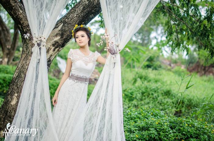 Khung cảnh được bài trí phù hợp với chiếc váy trắng nhẹ nhàng. Xem thêm: Cơn sốt 'thiên sứ 9X': chân dài nuột nà, da trắng ngần Khung cảnh được bài trí phù hợp với chiếc váy trắng nhẹ nhàng. Xem thêm: Cơn sốt 'thiên sứ 9X': chân dài nuột nà, da trắng ngần