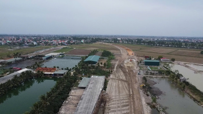 Theo đại diện đơn vị tư vấn giám sát, khó khăn, vướng mắc hiện nay ở dự án chủ yếu là công tác rà soát nguồn gốc một số thửa đất, bản đồ quản lý đất đai không đồng bộ. GDVN_1.jpg