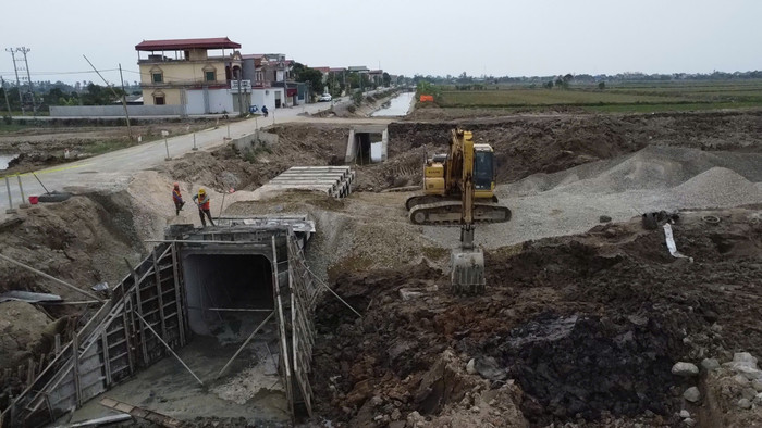 Tại đây công nhân và máy móc khẩn trương thi công hạng mục cống thoát nước. GDVN_10.jpg