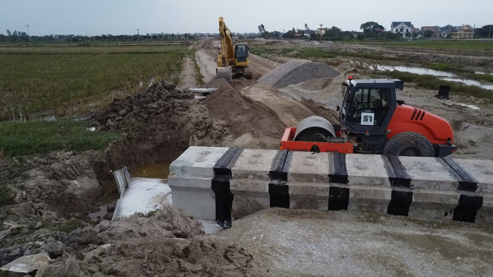 Máy móc chuyên dụng trên công trường hoạt động liên tục, chạy đua với thời tiết. GDVN_13.jpg