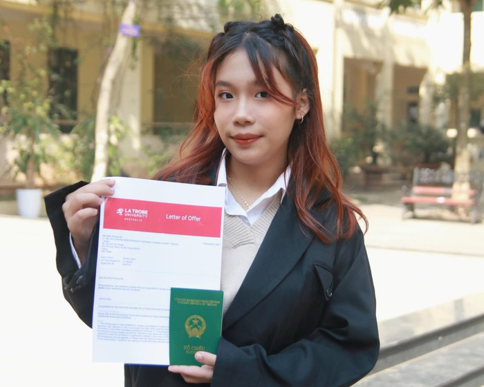 Bùi Minh Phương cùng học bổng du học của mình. (Ảnh: NVCC). Bùi Minh Phương cùng học bổng du học của mình. (Ảnh: NVCC).