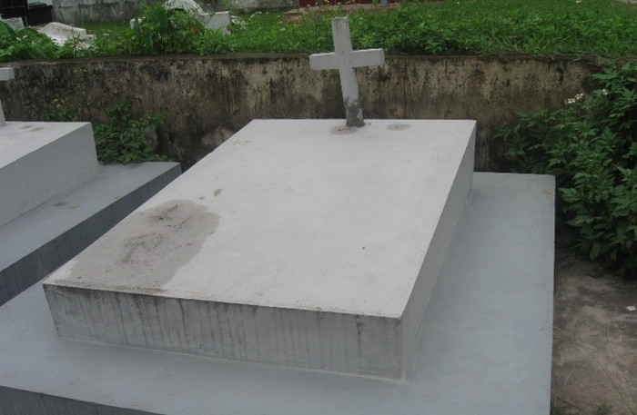 Bên dưới mỗi ngôi mộ có tới hàng trăn hài nhi được an táng Bên dưới mỗi ngôi mộ có tới hàng trăn hài nhi được an táng