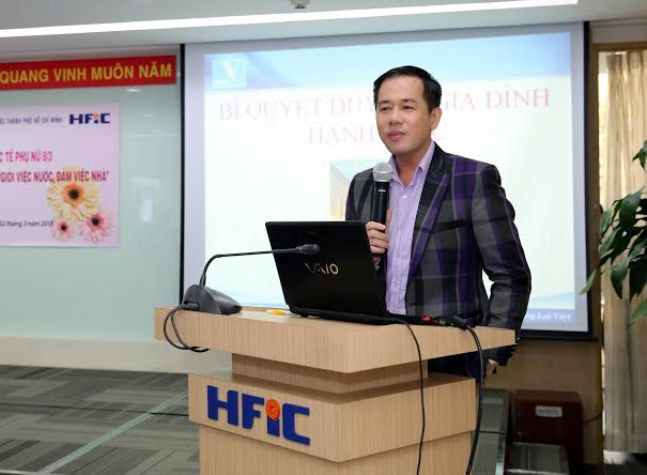 PGS-TS Tâm lý học Huỳnh Văn Sơn – Phó Chủ tịch Hội Tâm lý học xã hội Việt Nam phát biểu trong một hội thảo (ảnh do PGS-TS Huỳnh Văn Sơn cung cấp)