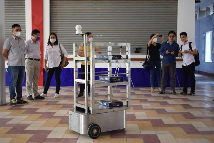 Robot do giảng viên Trường Đại học Bách khoa Đà Nẵng chế tạo dùng để vận chuyển thức ăn, nước uống đến khu vực cách ly, giúp đội ngũ y tế tránh được tình trạng lây nhiễm chéo trong quá trình chăm sóc bệnh nhân. Ảnh: AN Robot do giảng viên Trường Đại học Bách khoa Đà Nẵng chế tạo dùng để vận chuyển thức ăn, nước uống đến khu vực cách ly, giúp đội ngũ y tế tránh được tình trạng lây nhiễm chéo trong quá trình chăm sóc bệnh nhân. Ảnh: AN