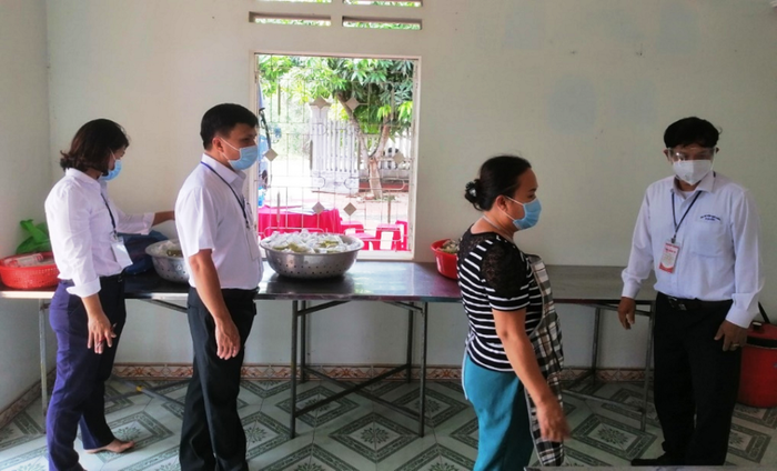 Kiểm tra cơ sở cung cấp suất ăn cho các khu cách ly tập trung. Ảnh: DL