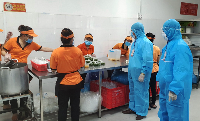 Kiểm tra cơ sở chế biến thức ăn cung cấp suất ăn cho hơn nhiều Bệnh viện tại Đà Nẵng. Ảnh: DL