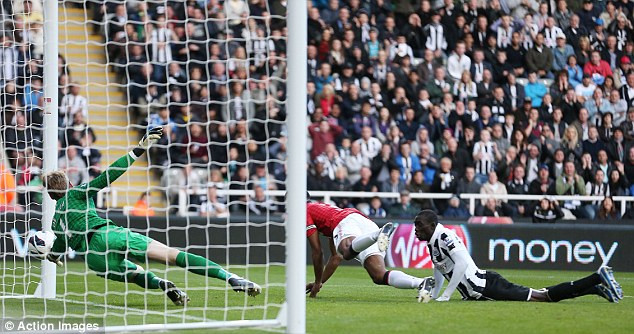 Man United may mắn trong tình huống trọng tài từ chối bàn thắng của Papiss Cisse. Man United may mắn trong tình huống trọng tài từ chối bàn thắng của Papiss Cisse.