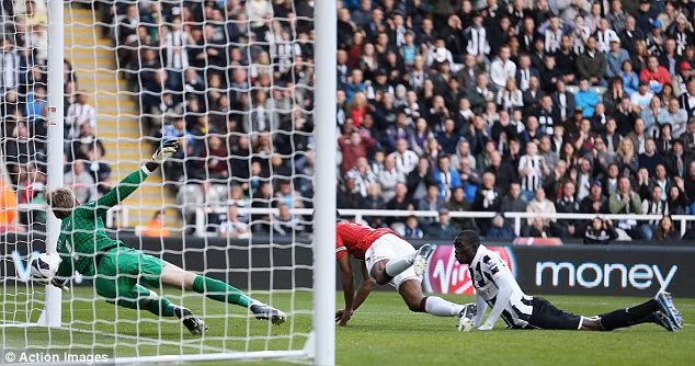 Man United may mắn trong tình huống trọng tài từ chối bàn thắng của Papiss Cisse.