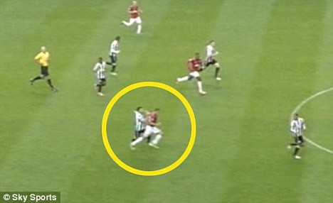 Tình huống va chạm giữa Van Persie và Yohan Cabaye. Tình huống va chạm giữa Van Persie và Yohan Cabaye.