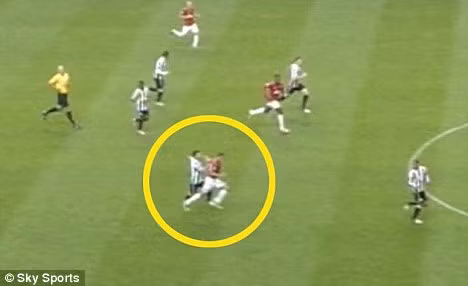 Tình huống va chạm giữa Van Persie và Yohan Cabaye.