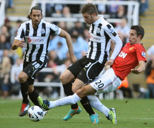 Một tình huống vào bóng quyết liệt của Van Persie.