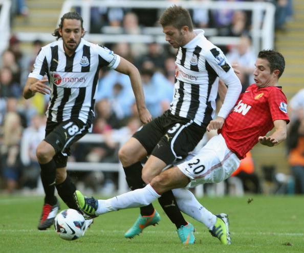 Một tình huống vào bóng quyết liệt của Van Persie. Một tình huống vào bóng quyết liệt của Van Persie.